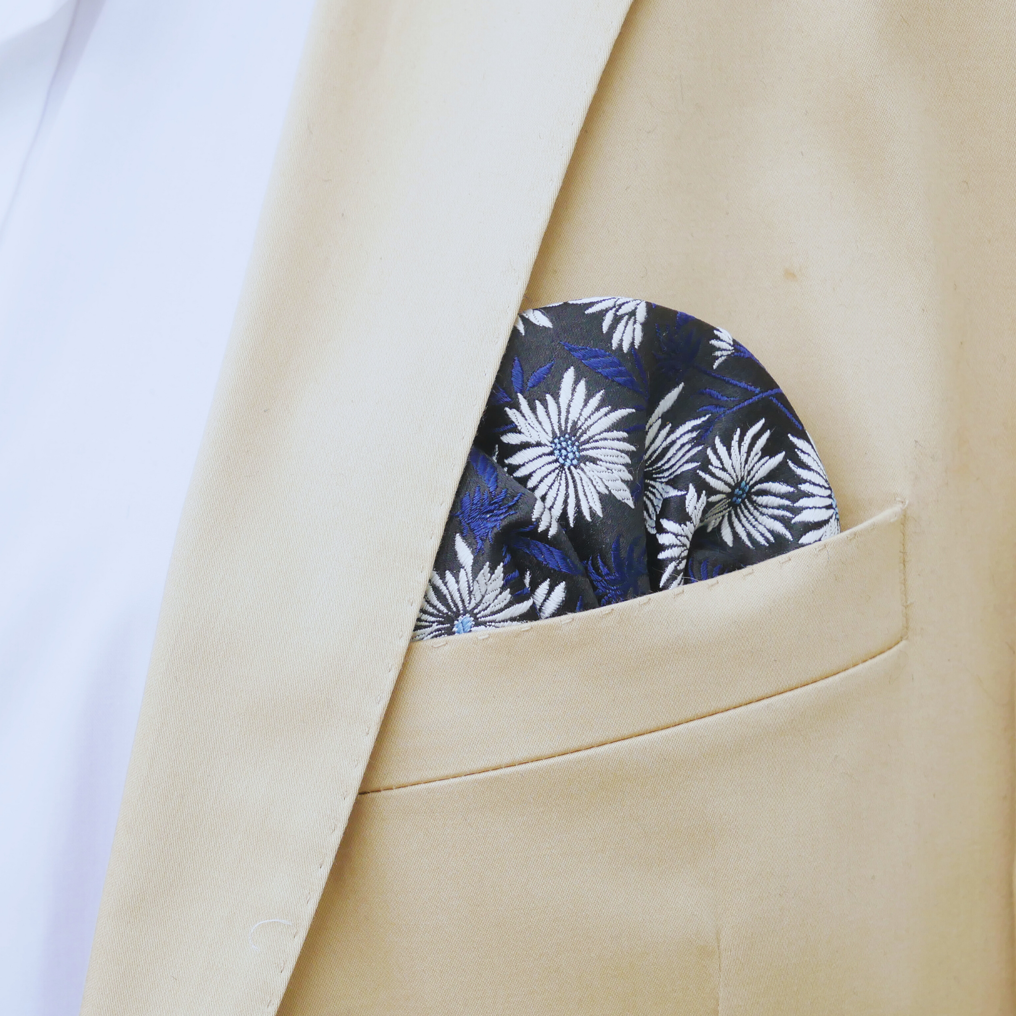 Einstecktuch blau mit Blumenmuster in weiß