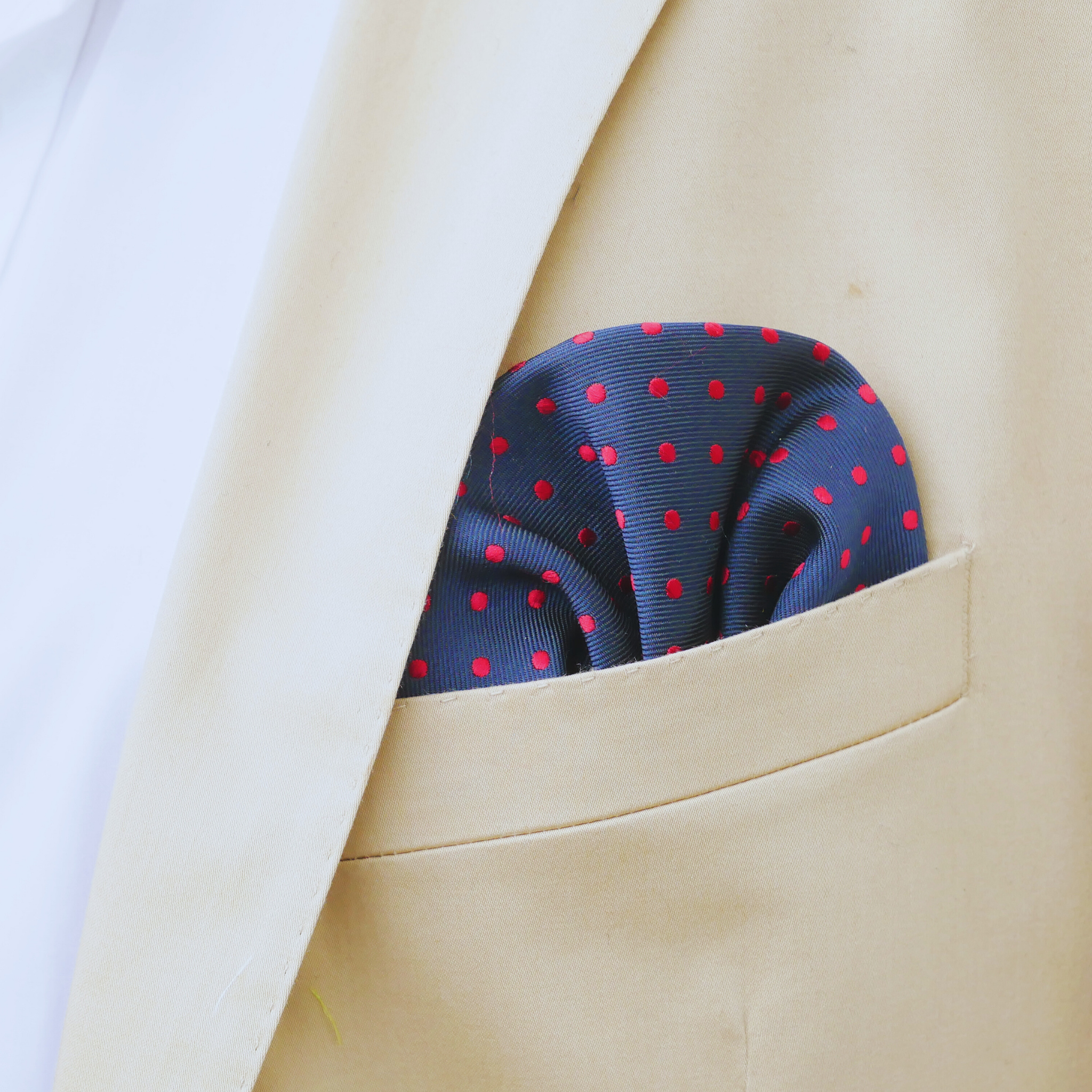 Einstecktuch blau mit roten Punkten